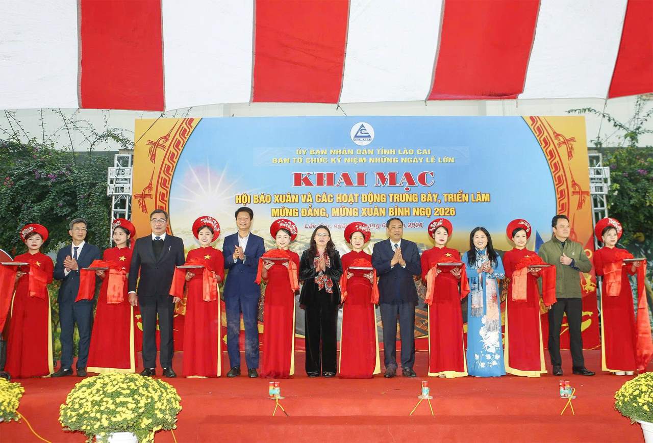 Các đại biểu cắt băng khai mạc Hội Báo Xuân và các hoạt động trưng bày, triển lãm mừng Đảng, mừng xuân Bính Ngọ 2026. Ảnh: Văn Đức