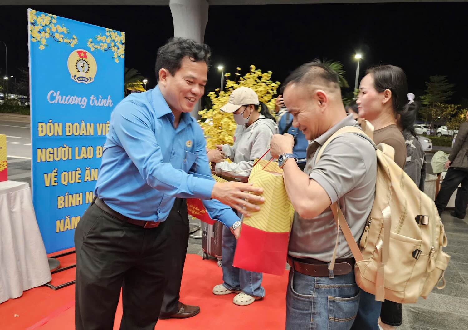 Chairman of Hue City Labor Federation Le Minh Nhan presents Tet gifts to union members and workers. Photo: Phuc Dat
