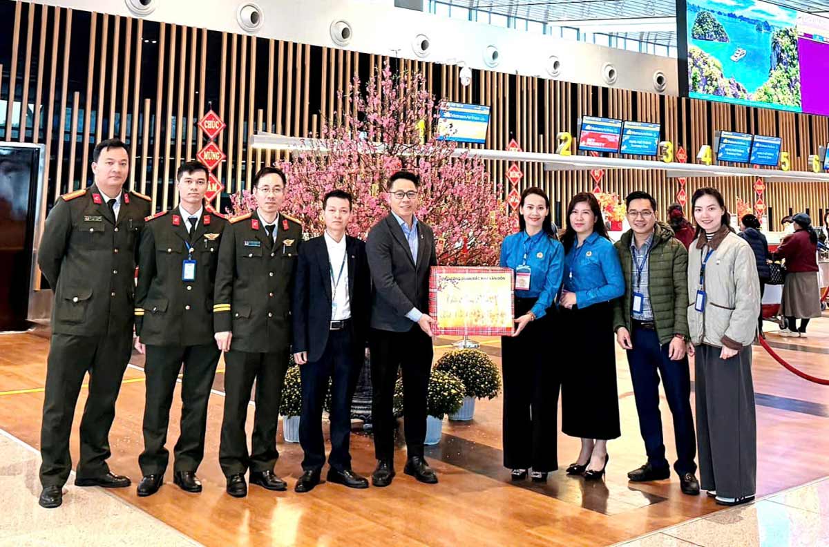 Chủ tịch Công đoàn đặc khu tặng quà cán bộ, đoàn viên, người lao động Cảng Hàng không Quốc tế Vân Đồn. Ảnh: Công đoàn đặc khu Vân Đồn