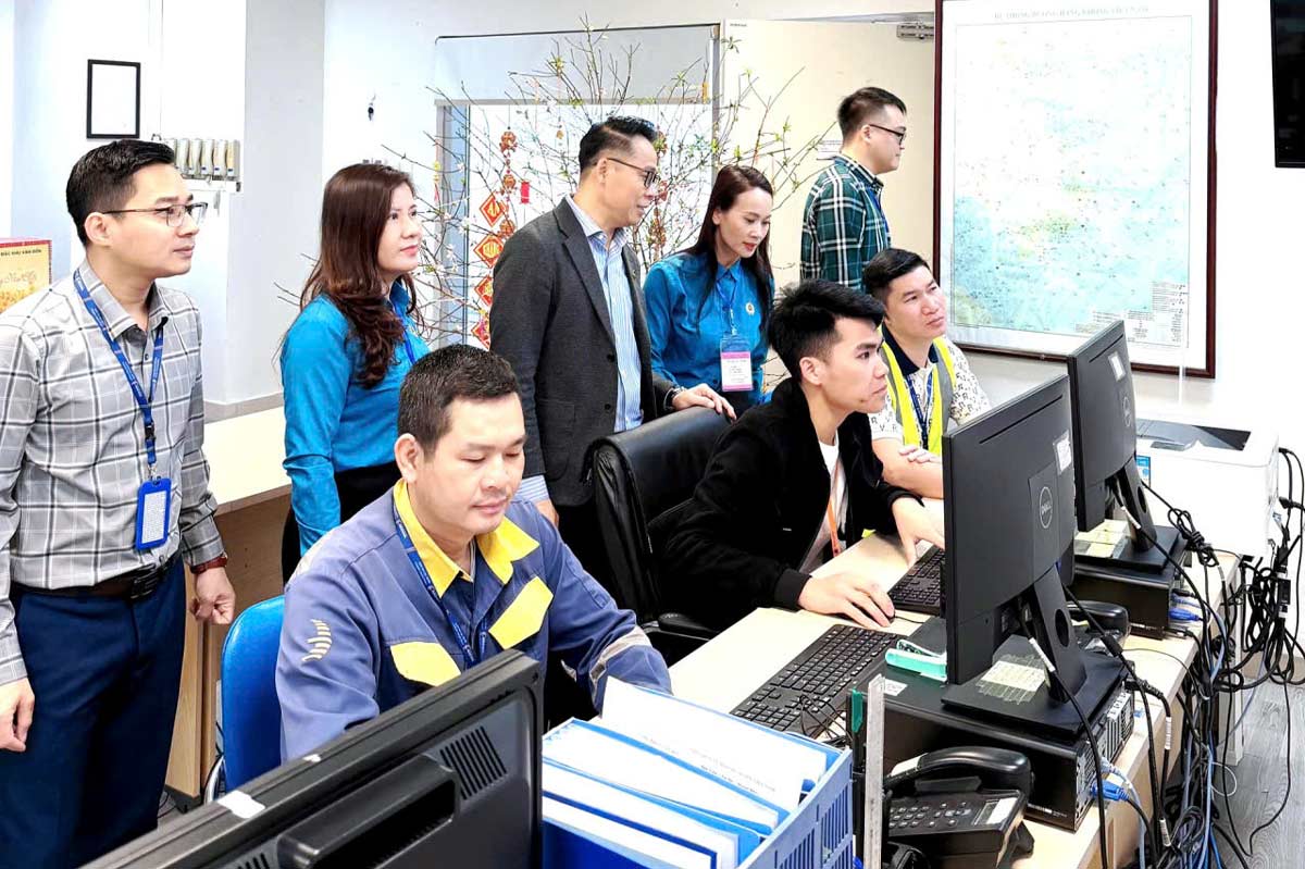 Van Don Special Zone Trade Union visits and encourages officials, union members, and workers at Van Don International Airport on the occasion of the Binh Ngo Lunar New Year 2026. Photo: Van Don Special Zone Trade Union