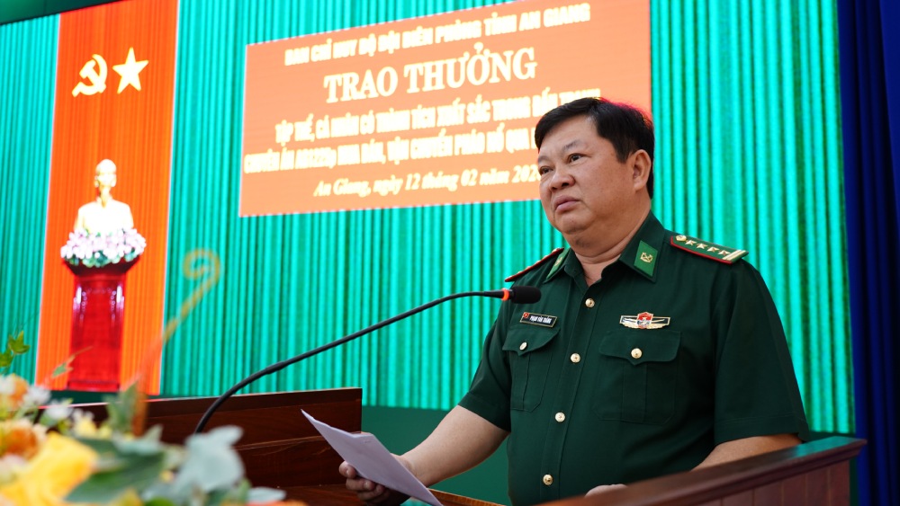 Đại tá Phạm Văn Thắng, Phó Chỉ huy trưởng Bộ Chỉ huy Quân sự tỉnh, Chỉ huy trưởng Ban Chỉ huy Bộ đội Biên phòng tỉnh An Giang phát biểu. Ảnh: Tiến Vinh
