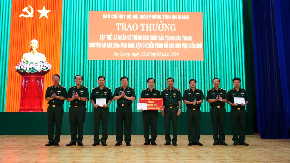 AG1225p 특별 수사반에서 뛰어난 성과를 거둔 단체 및 개인에게 포상금 수여. 사진: 띠엔빈