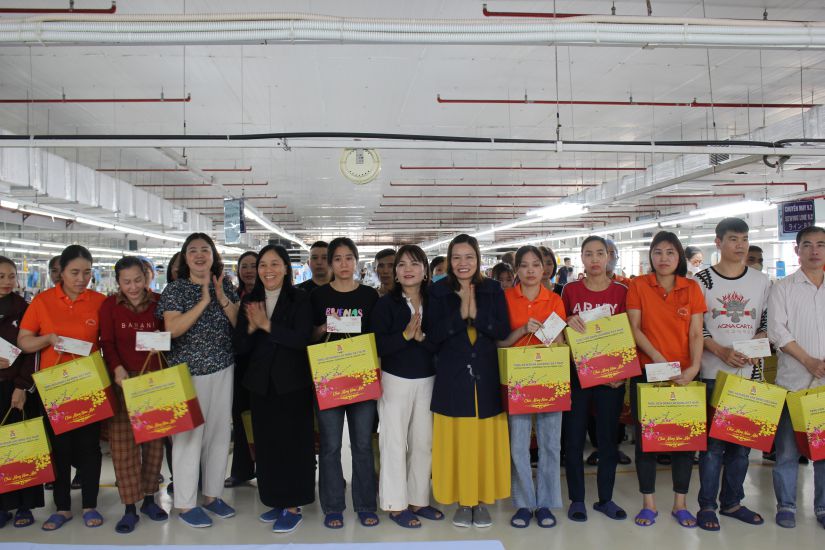 Leaders of Hung Yen Provincial Labor Federation present gifts to workers in difficult circumstances at Hung Viet Garment Company. Photo: Mai Huong
