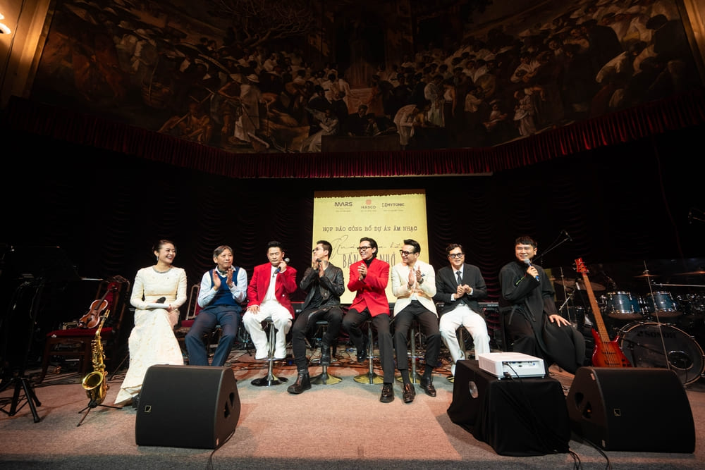 Nhóm nhạc Quả Dưa Hấu cảm thấy may mắn khi lần trở lại này có sự hỗ trợ của nhạc sĩ Hồ Hoài Anh, nhạc sĩ Nguyễn Thanh Bình... Ảnh: Bin Leo