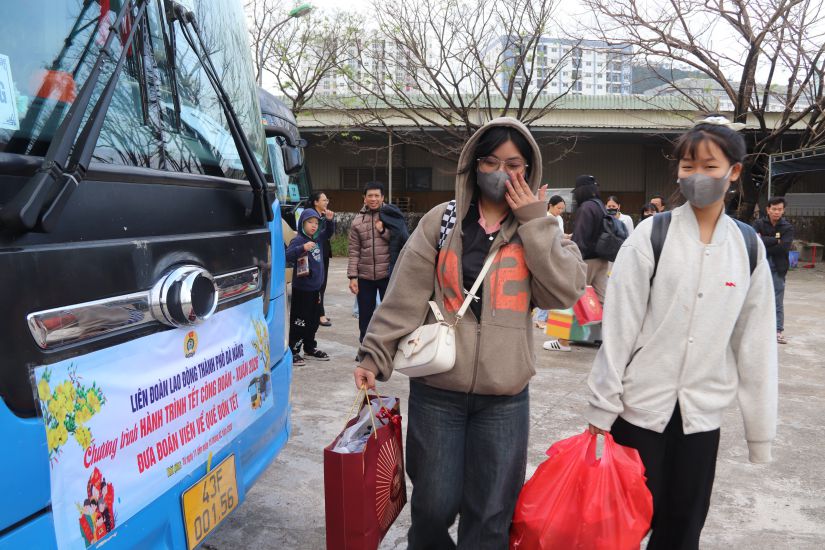Trade Union bus takes nearly 4,000 Da Nang workers home for Tet. Photo: Nguyen Linh