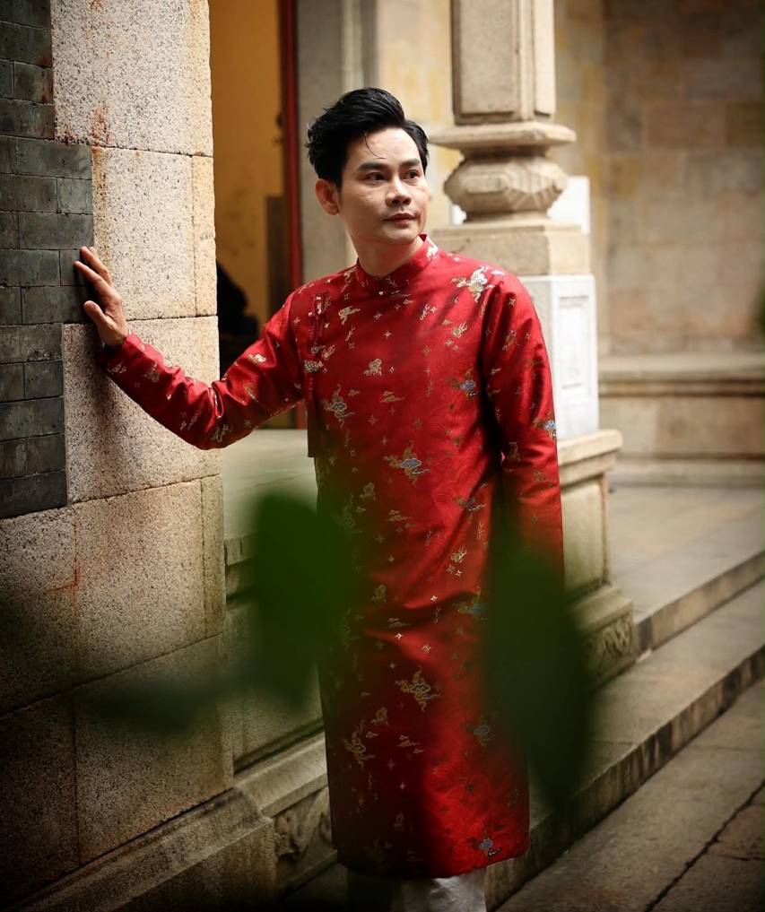 Song song đó, Hồng Phúc tiếp tục lồng ghép nội dung quảng bá du lịch Việt Nam, giới thiệu vẻ đẹp thiên nhiên và bản sắc văn hóa tới bạn bè quốc tế.  