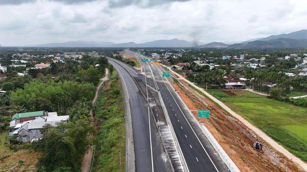 Cao tốc Quảng Ngãi - Hoài Nhơn tạm dừng thông xe để đảm bảo an toàn trước khi khai thác chính thức. Ảnh: Thanh Trung