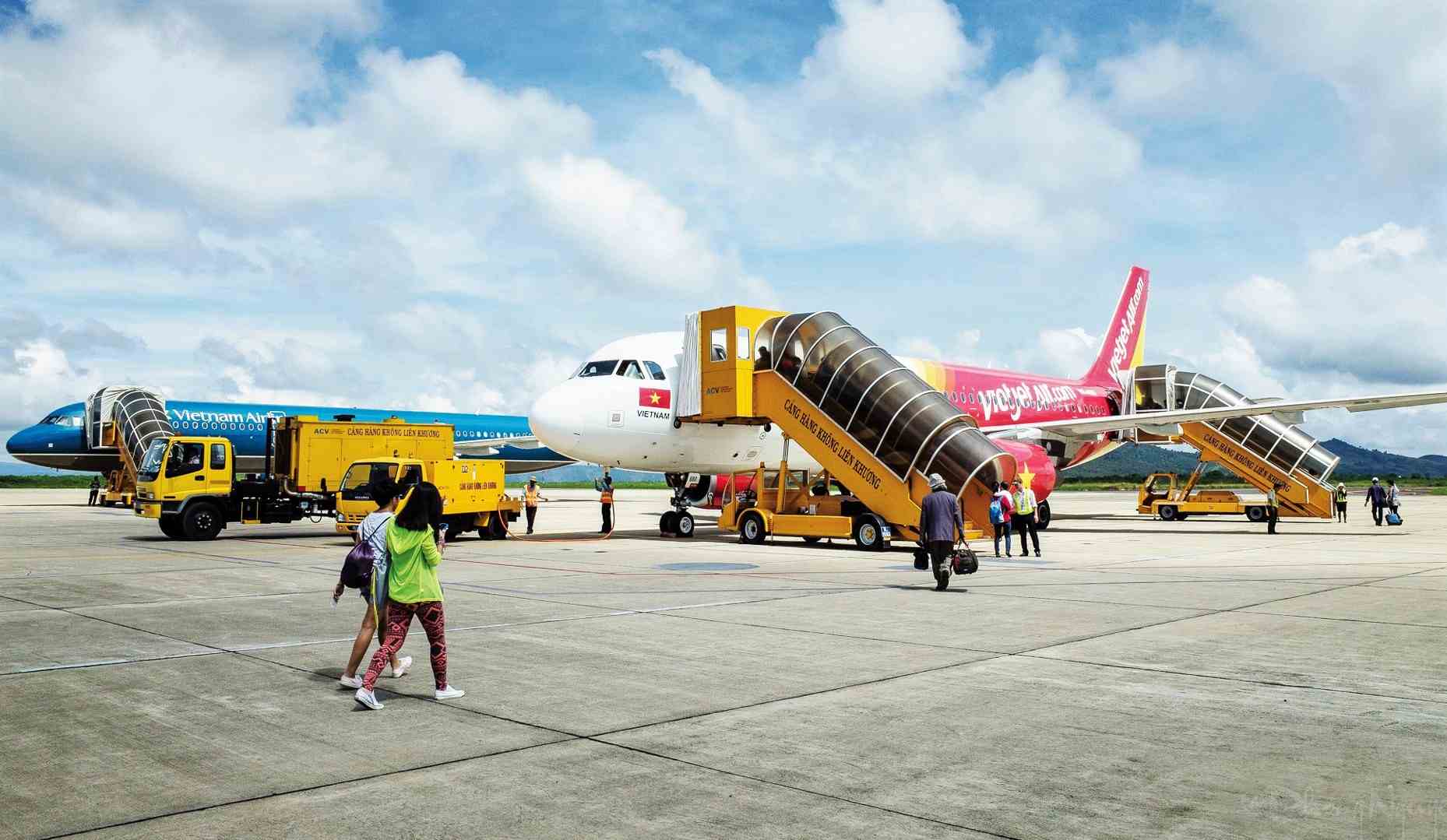 The runway of Lien Khuong International Airport is peeling, proposed to close for repair. Photo: Phuc Khanh