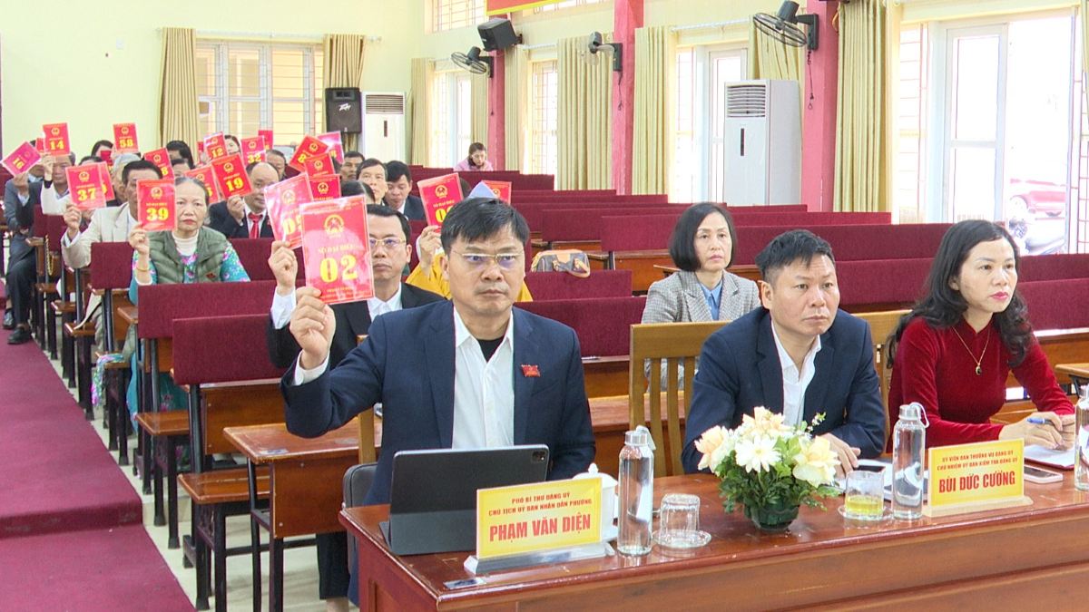Delegates approve the decision on the Public Investment Plan 2026 of the ward. Photo: Phù Liễn Ward e-Portal