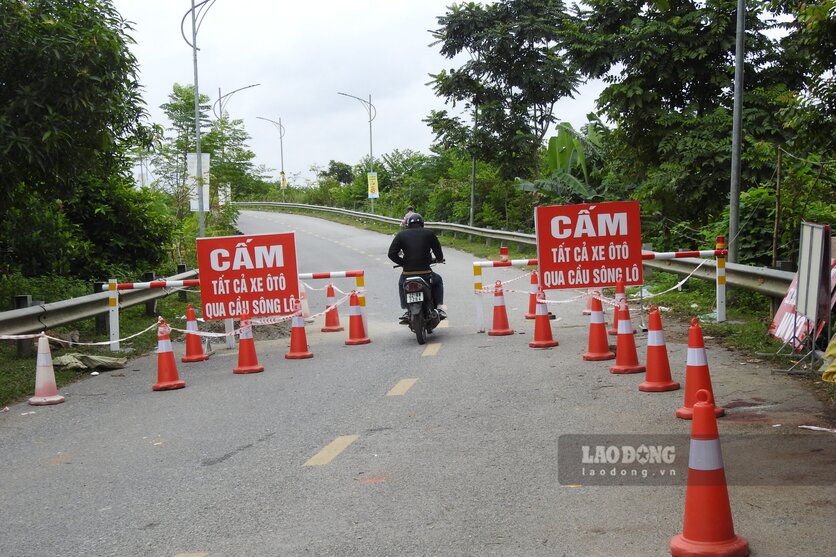 Các xe ô tô chưa thể lưu thông qua cầu sông Lô. Ảnh: Tô Công.