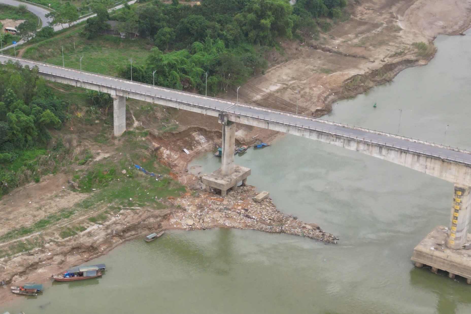 Cầu sông Lô hư hỏng sau chỉ khoảng 10 năm đưa vào sử dụng. Ảnh: Tô Công