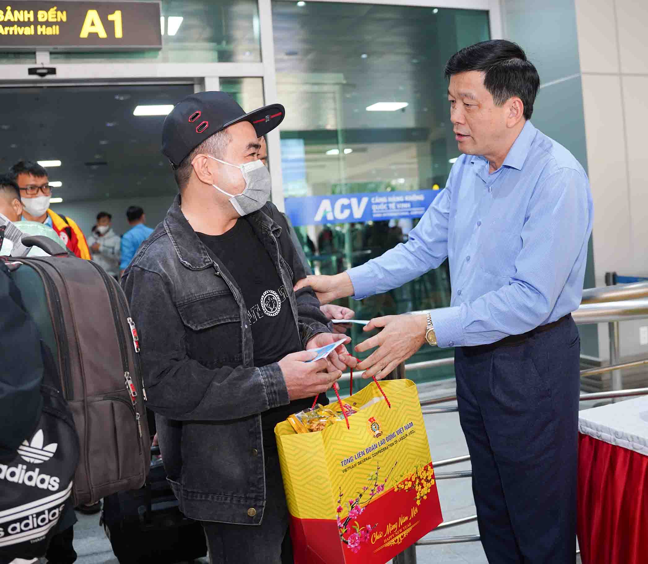 Ông Kha Văn Tám - Chủ tịch Liên đoàn Lao động tỉnh Nghệ An hỏi thăm, chúc Tết người lao động trở về quê đón Tết. Ảnh: Duy Chương