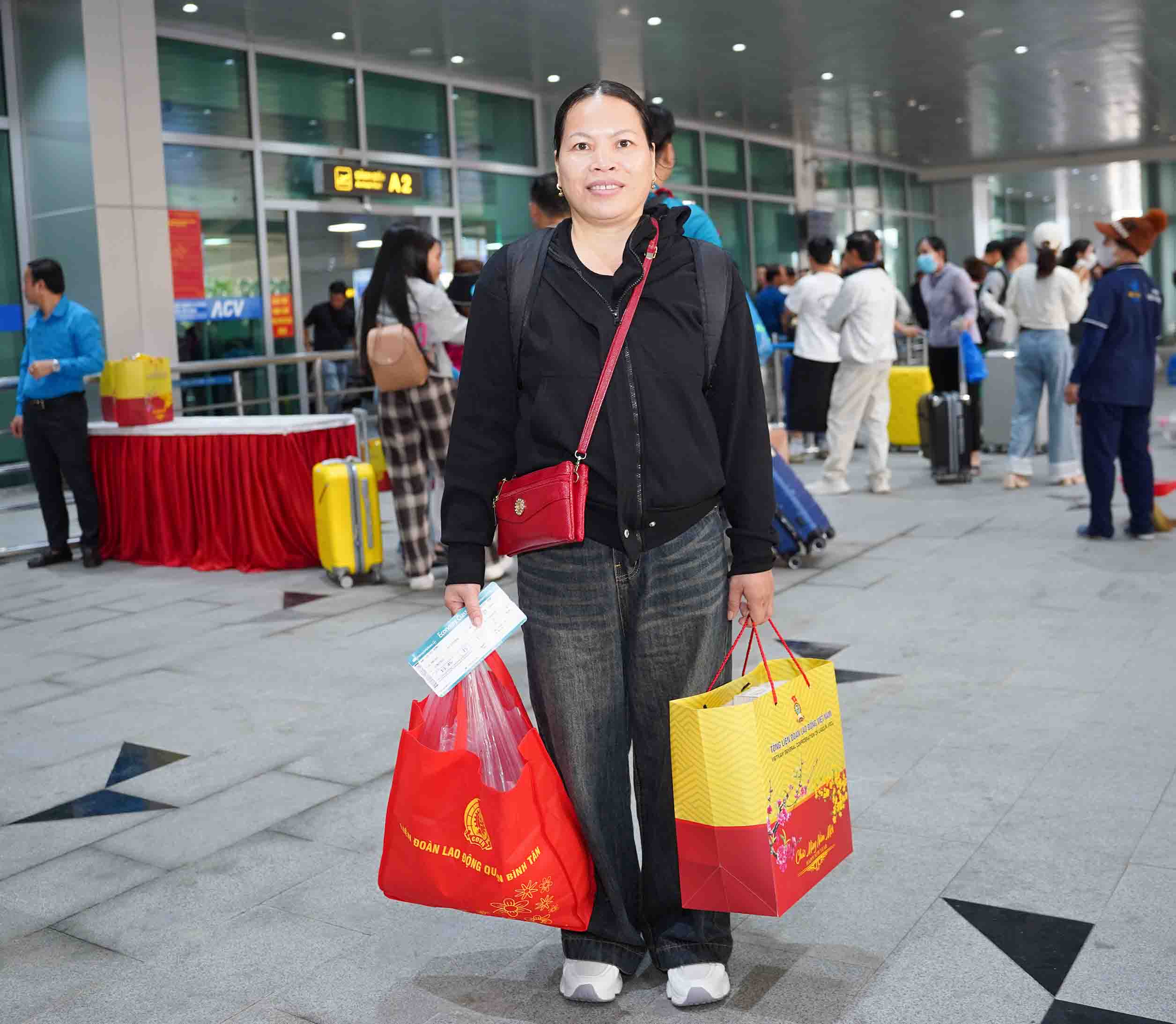 Chị Lô Thị Huệ vui mừng, cảm ơn sự quan tâm của tổ chức Công đoàn. Ảnh: Duy Chương