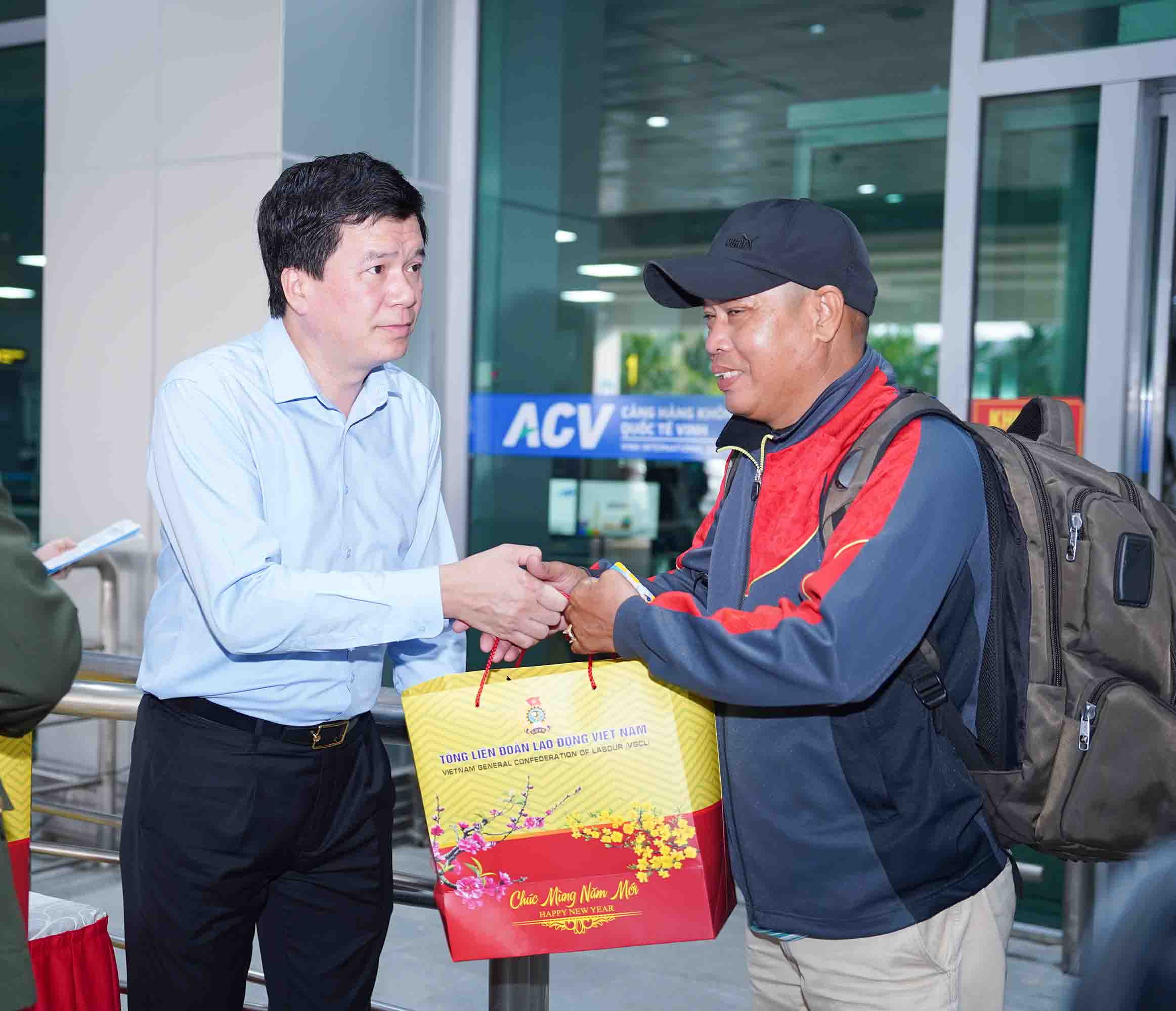 Ông Nguyễn Đình Hùng – Phó Chủ tịch Thường trực Ủy ban MTTQ Việt Nam tỉnh Nghệ An trao quà cho người lao động xa quê. Ảnh: Duy Chương