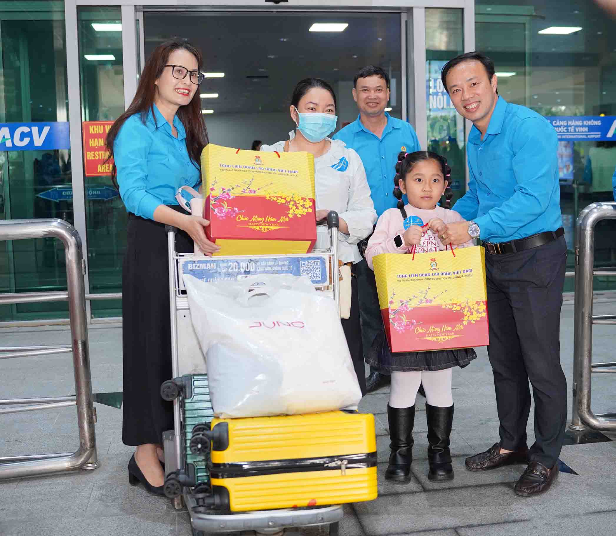 Cán bộ công đoàn hỏi thăm, chúc Tết người lao động. Ảnh: Duy Chương