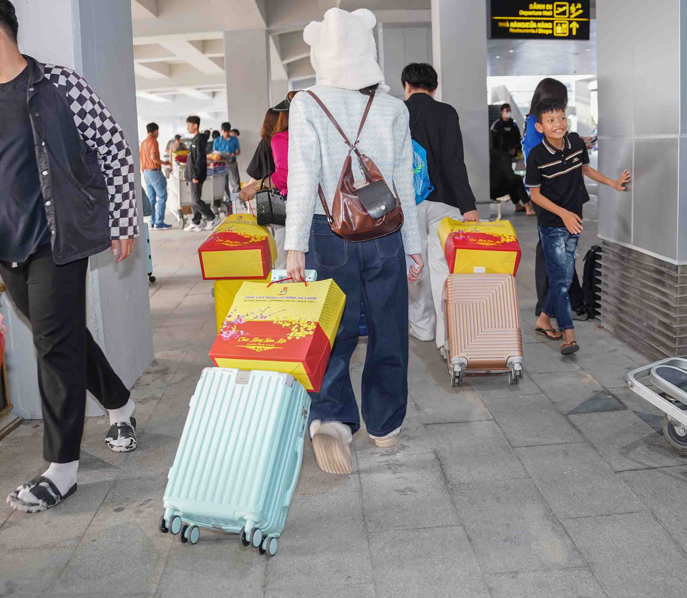 Những tấm vé miễn phí cùng các phần quà của tổ chức Công đoàn là hành trang giúp người lao động xa nhà về quê đón Tết. Ảnh: Duy Chương