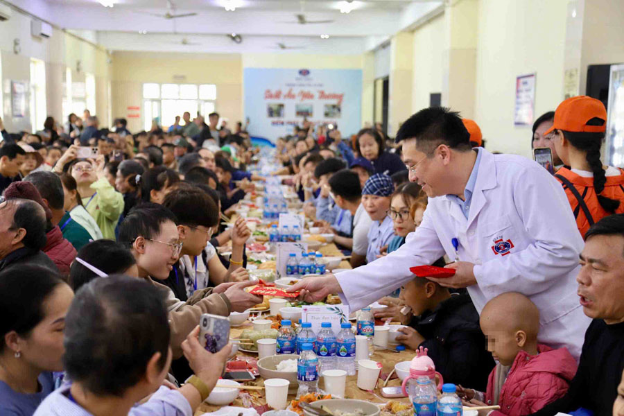 Hơn 1.000 người bệnh ung thư tại Bệnh viện K quây quần bên 200 mâm cơm tất niên. Ảnh: Trần Hà 