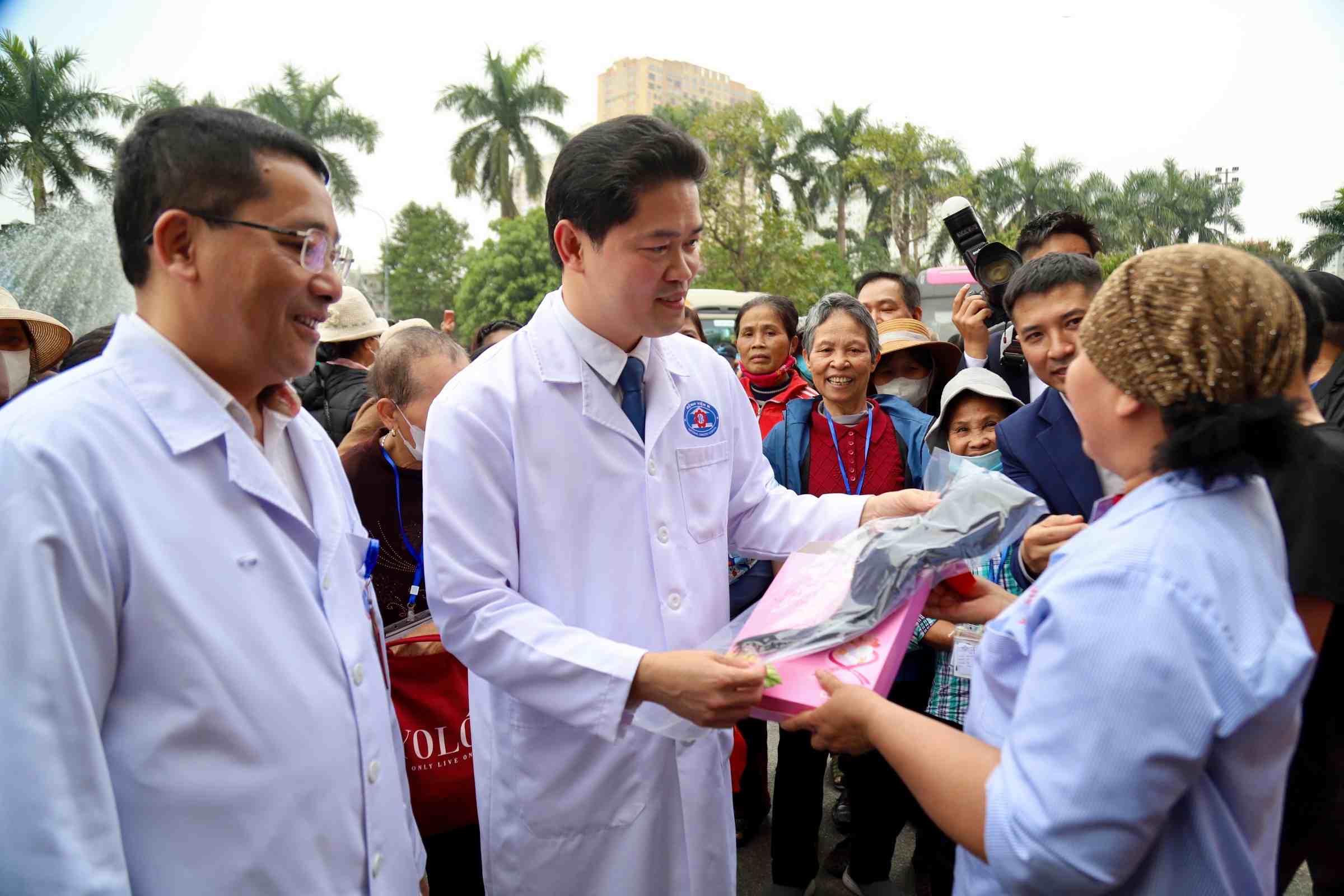 Standing Deputy Minister of Health Vu Manh Ha believes that "Loving Bus" on Tet will add strength to patients, and at the same time wish them and their families a new year of health, peace, and prosperity. Photo: Tran Ha