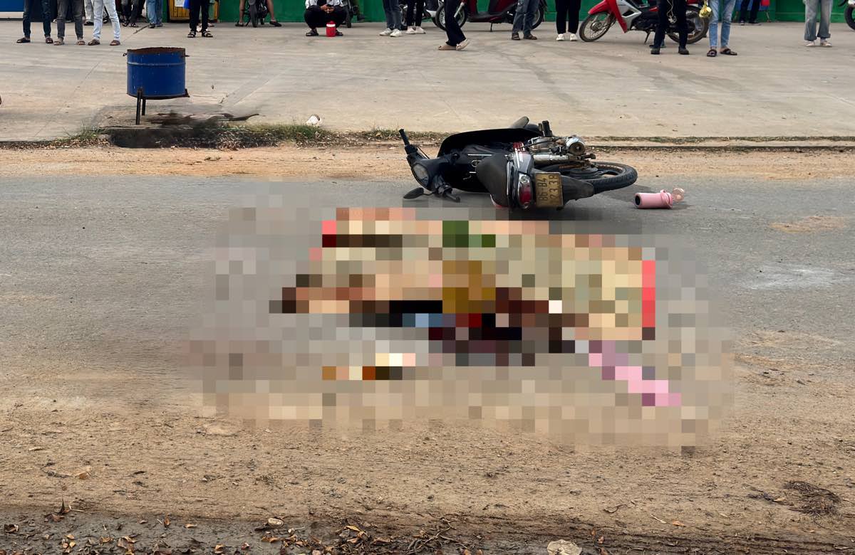 Hiện trường vụ tai nạn khiến nữ công nhân tử vong. Ảnh: Duy Tuấn 