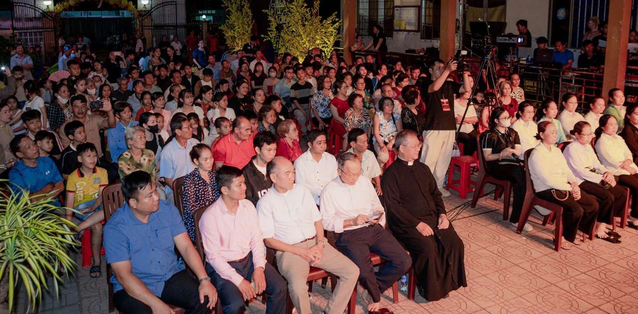 Chương trình phát quà và biểu diễn miễn phí cho bà con.