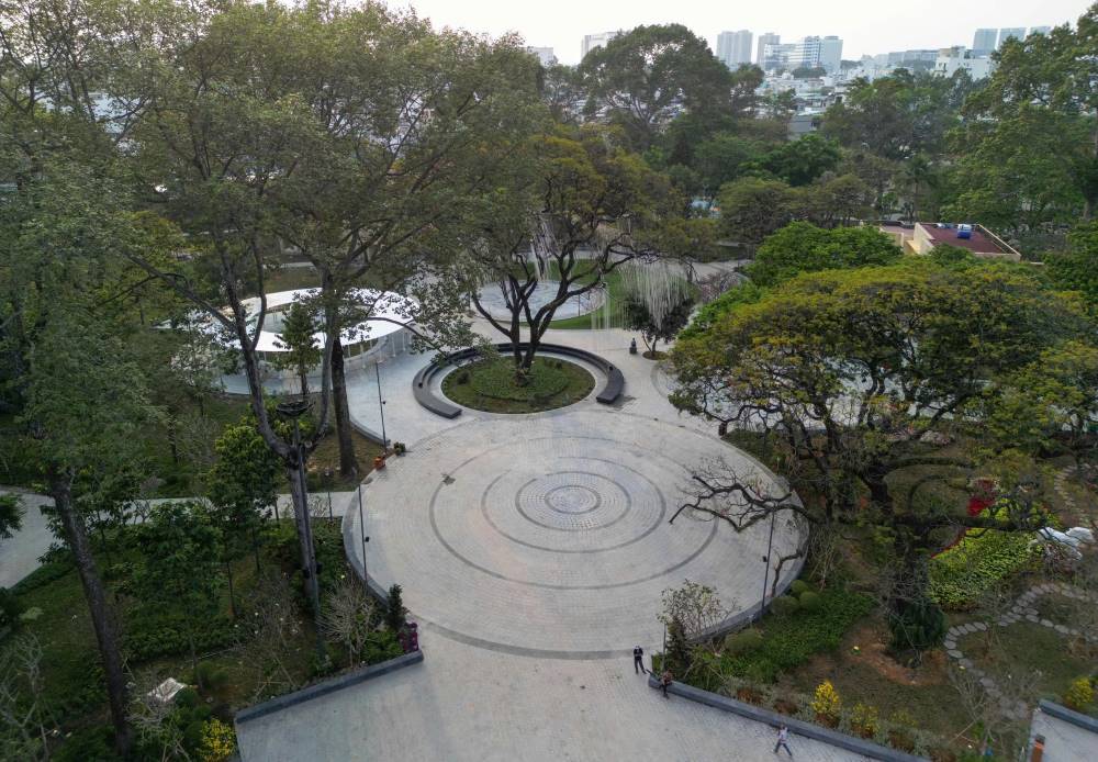 Hệ thống cây xanh cổ thụ quý giá được giữ gìn nguyên vẹn, biến khu đất từng bỏ hoang thành “khoảng lặng xanh” của đại đô thị. Ảnh: Anh Tú