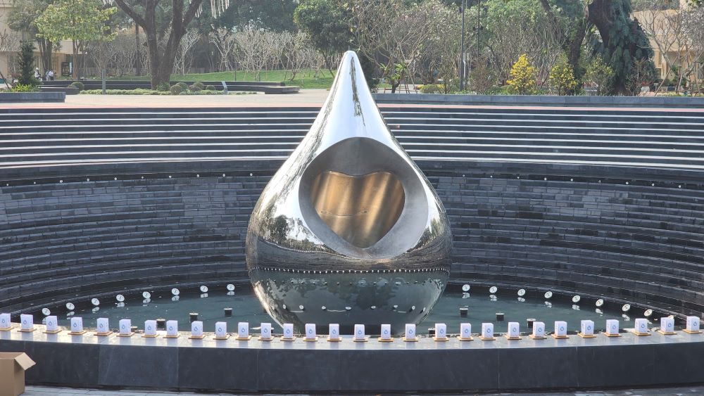   Không gian trung tâm công viên số 1 Lý Thái Tổ hoàn thiện, với biểu tượng “Giọt nước” là điểm nhấn. Ảnh: Anh Tú