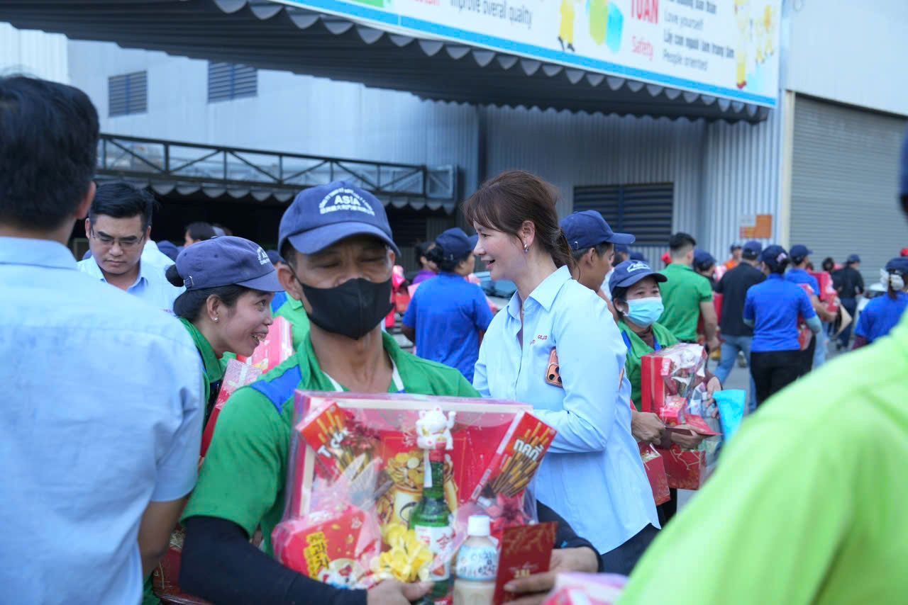 The grassroots trade union of Cua Y A Chau Engineering Co., Ltd. organized to give gifts and see off workers to return to their hometowns for Tet. Photo: Lam Truong