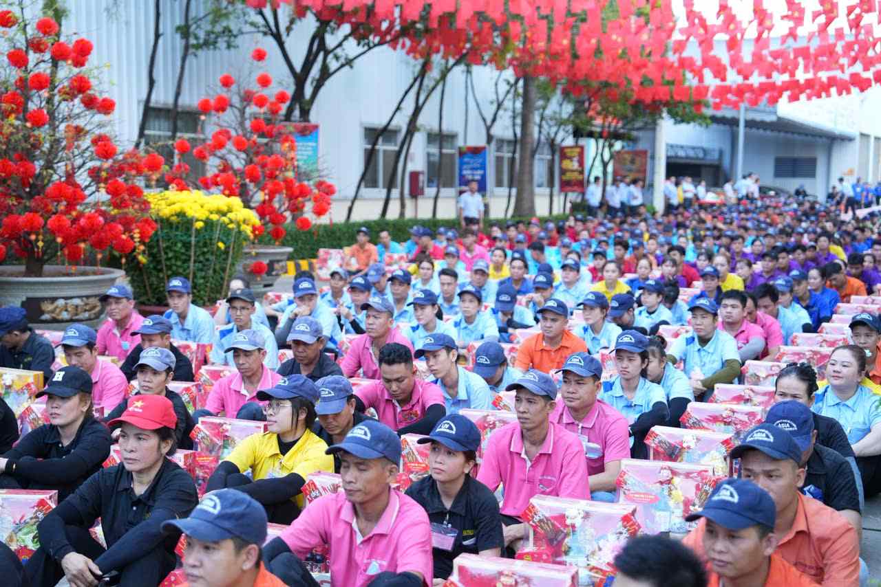 1.300 công nhân lao động được nhận quà Tết và lì xì may mắn trước khi về quê. Ảnh: Lâm Trường