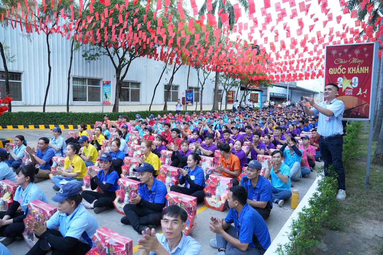 Người lao động vui mừng phấn khởi đón một cái tết đầm ấm, an vui. Ảnh: Lâm Trường