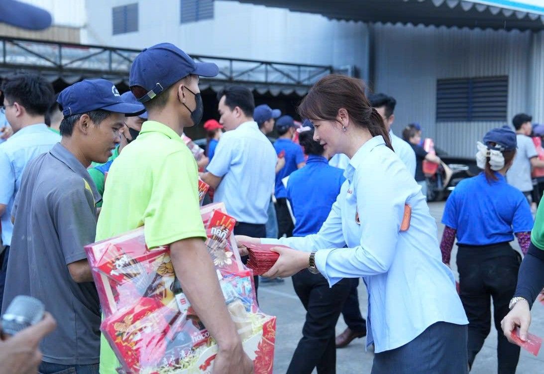 Bà Lê Thị Hương - Chủ tịch CĐCS Công đoàn cơ sở Công ty TNHH Kỹ nghệ Cửa Ý Á Châu  tổ chức trao quà và tiễn công nhân về quê đón Tết. Ảnh: Lâm Trường