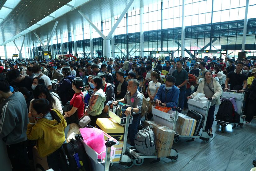 Hàng trăm người lao động chuẩn bị lên Chuyến bay Công đoàn. Ảnh: Anh Tú