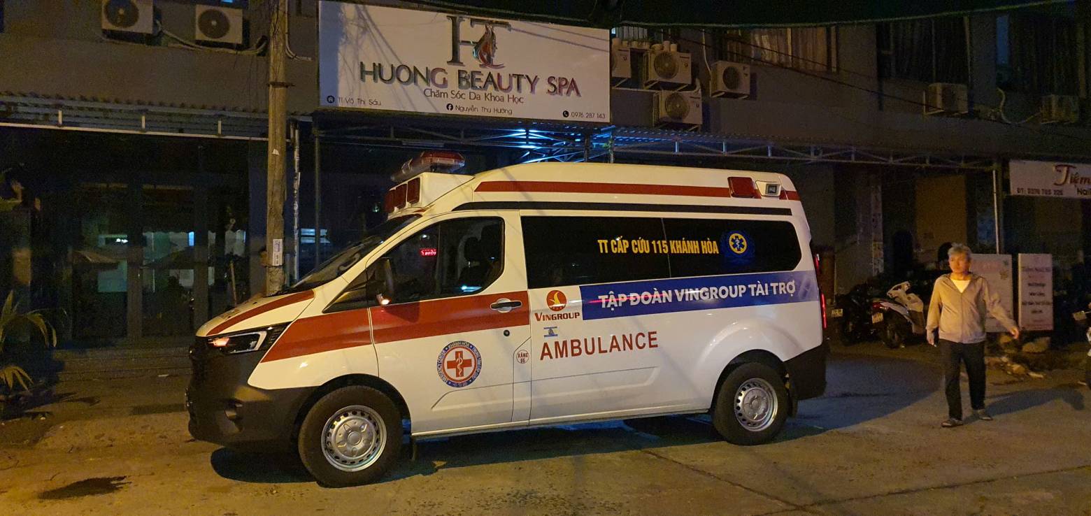 Xe cấp cứu có mặt tại hiện trường vụ cháy. Ảnh: Phương Linh