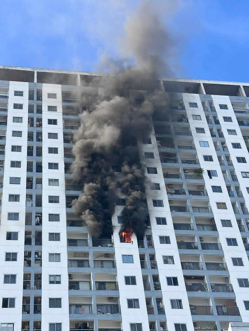 Đám cháy bùng phát từ căn hộ tầng 16 của tòa chung cư ở Nha Trang. Ảnh: Phương Linh