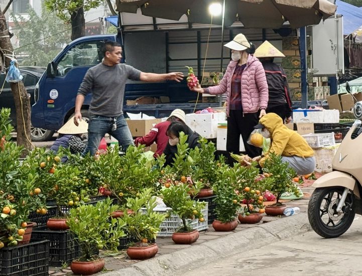 The people's market near Tet still maintains a cozy atmosphere. However, small traders have also flexibly sold goods online to serve the increasingly diverse needs of customers. Photo: Phuong Anh