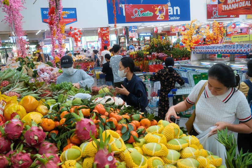 Ho Chi Minh City residents bustlingly shop for Tet. Photo: Ngoc Le