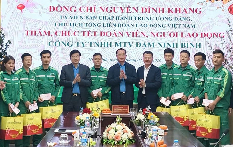 Chairman of the Vietnam General Confederation of Labor Nguyen Dinh Khang presents gifts to union members and workers at Ninh Binh Fertilizer One Member Limited Liability Company. Photo: Dieu Anh