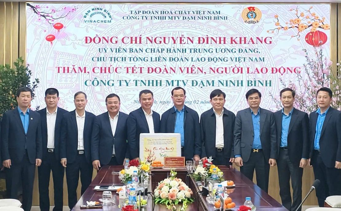 Chủ tịch Tổng LĐLĐ Việt Nam Nguyễn Đình Khang tặng quà cho Ban lãnh đạo Công ty TNHH một thành viên Đạm Ninh Bình. Ảnh: Diệu Anh