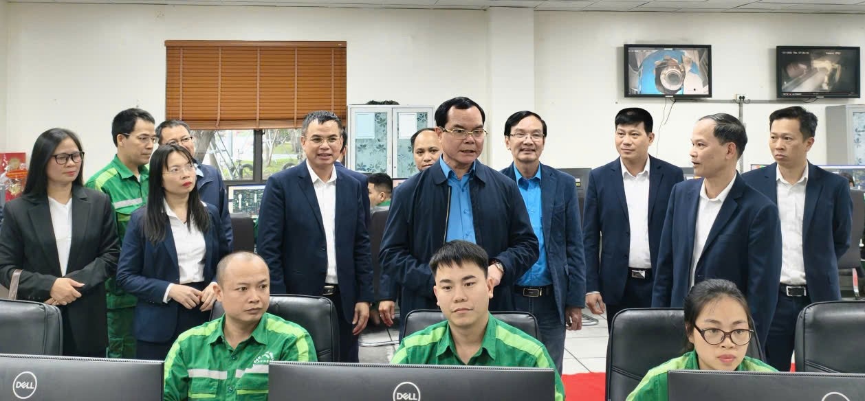 Tham quan Trung tâm điều hành của Công ty. Ảnh: Diệu Anh