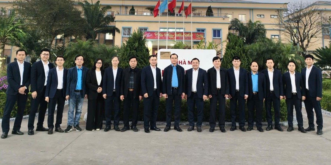 Chủ tịch Tổng LĐLĐ Việt Nam Nguyễn Đình Khang vào các thành viên trong đoàn công tác, chụp ảnh lưu niệm với ban lãnh đạo Công ty TNHH một thành viên Đạm Ninh Bình. Ảnh: Diệu Anh