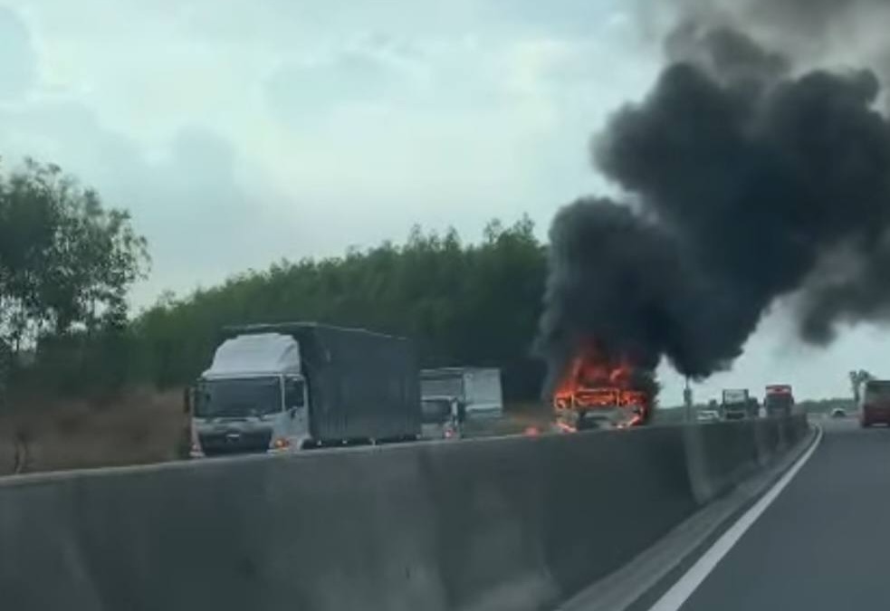 Truck catches fire on Phan Thiet - Dau Giay expressway. Photo: People provided