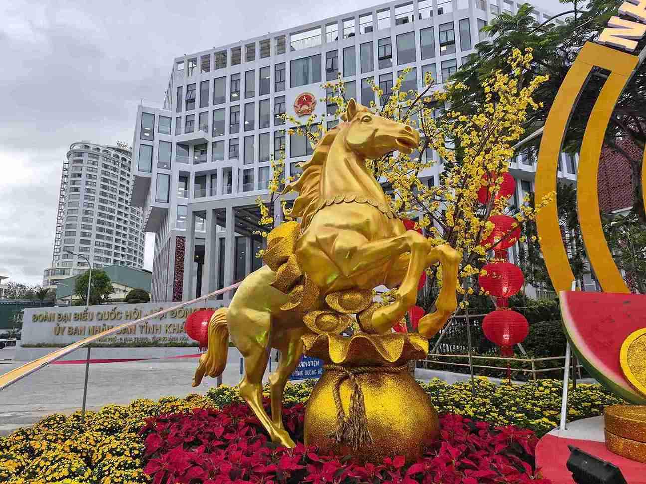 Horse mascot in Nha Trang officially revealed with the image of a golden horse attracting tourists. Photo: Huu Long