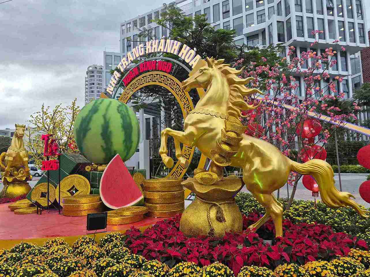 Ngựa vàng tung vó, dưới chân là đồng tiền mang chữ tài lộc trông ấn tượng