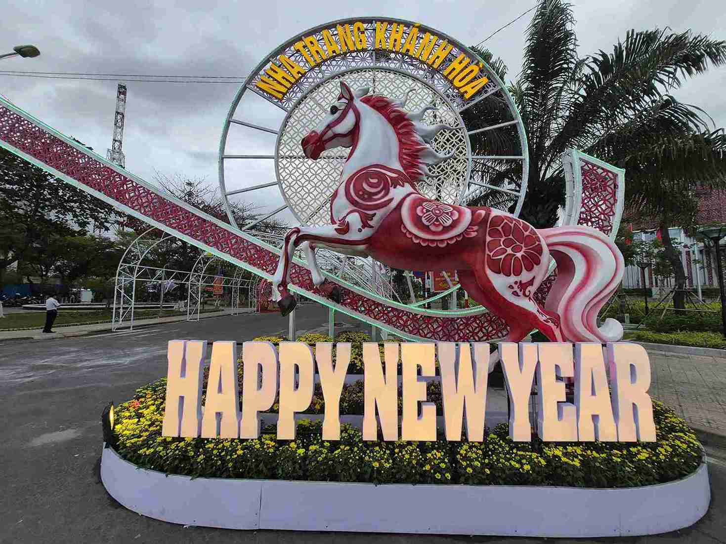 Khu vực cổng hội hoa xuân Nha Trang - Khánh Hòa xuất hiện linh vật ngựa đỏ. Ảnh: Hữu Long