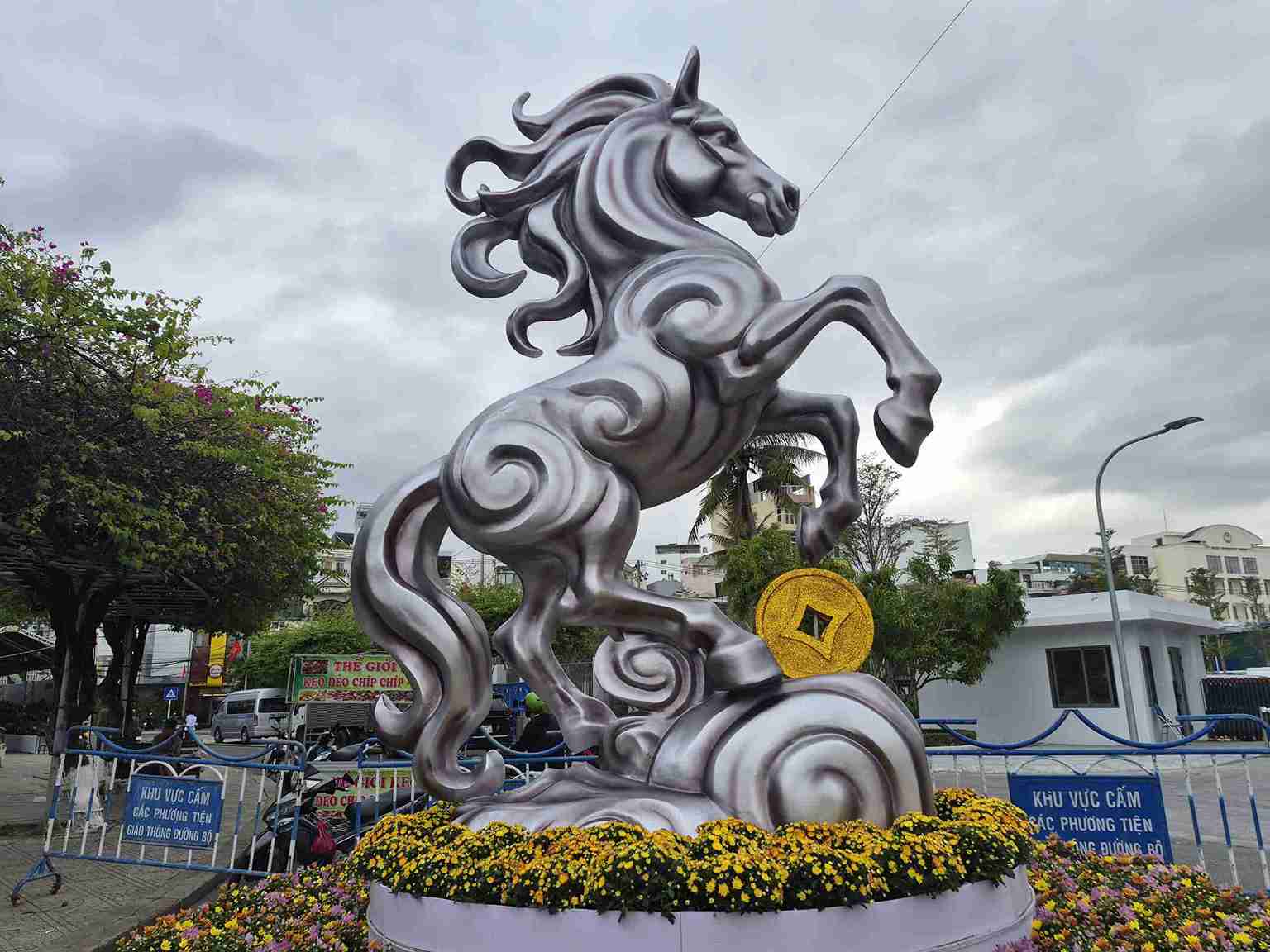 Ngựa bạc như đang phi nước đại. Ảnh: Hữu Long