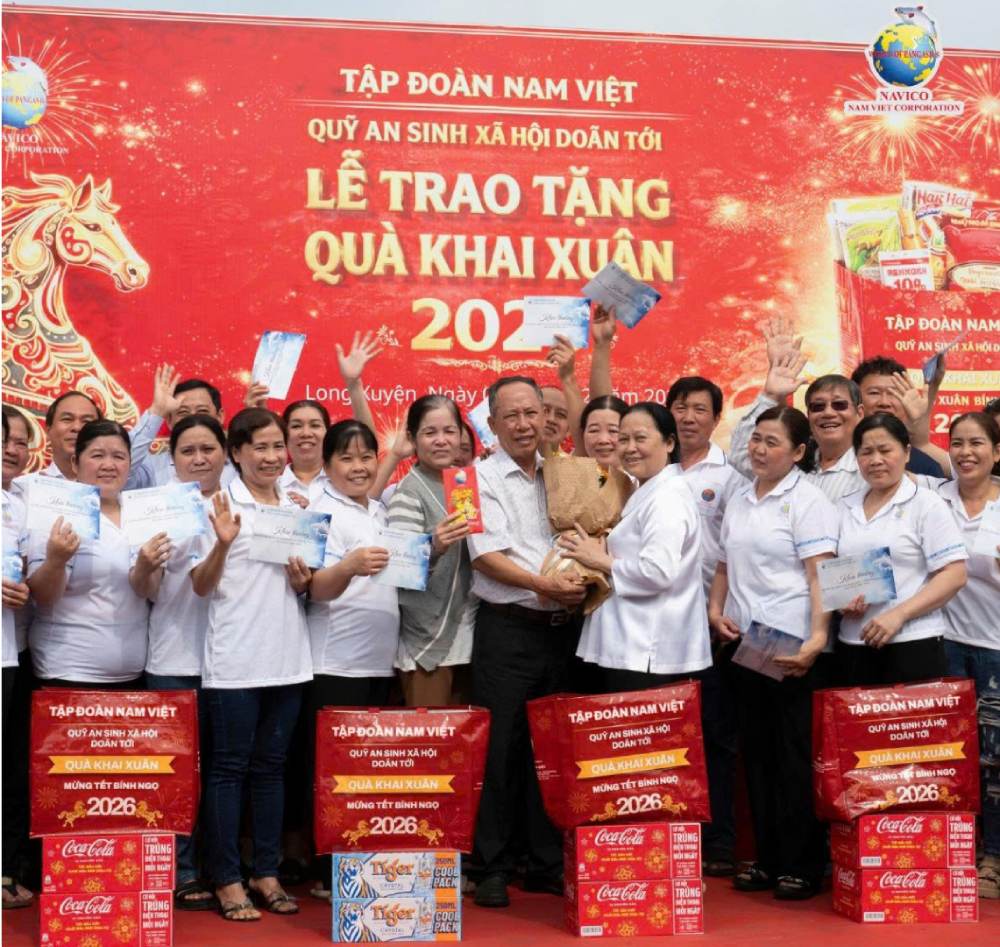 Ông Doãn Tới – Tổng Giám đốc Công ty Cổ phần Nam Việt (NAVICO) tặng quà tri ân, chúc Tết đoàn viên, người lao động. Ảnh: CĐCS Công ty