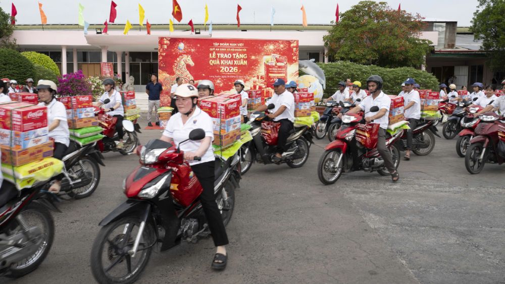 Đoàn viên, người lao động chở quà Tết về nhà. Ảnh: CĐCS Công ty