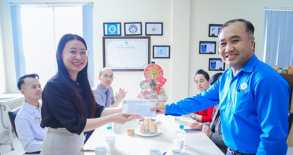 Dien Ban Dong Ward Trade Union, Da Nang presents Tet gifts to union members and workers. Photo: Dien Ban Dong Trade Union.