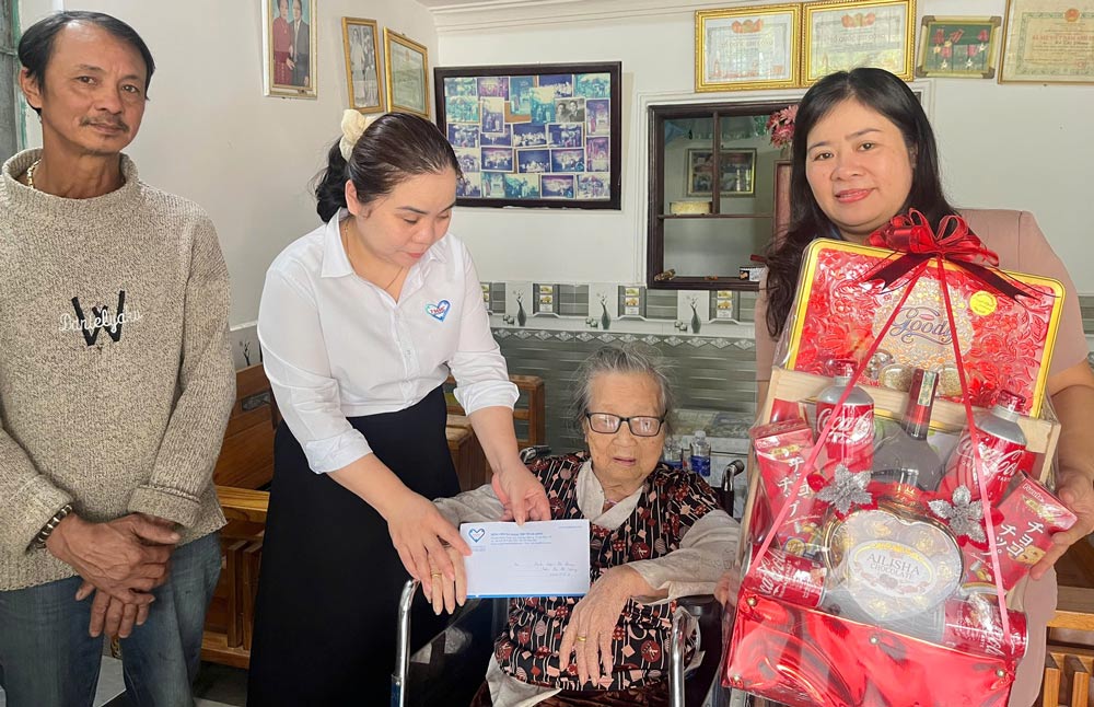 Trade union of Tam Tri General Hospital presents Tet gifts to Vietnamese Heroic Mother Ho Thi Phong. Photo: Da Nang Trade Union.