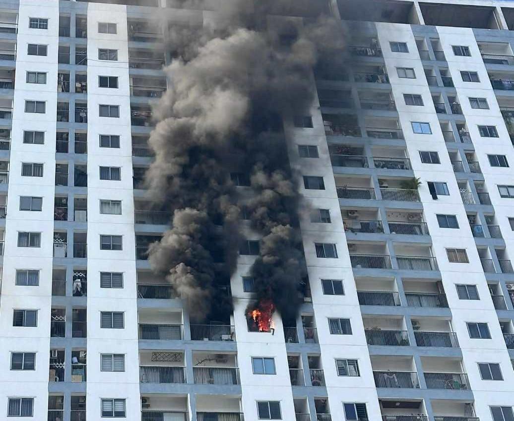 The fire originated from an apartment on the 16th floor of building C of PH Nha Trang apartment building, killing 2 people. Photo: Phuong Linh