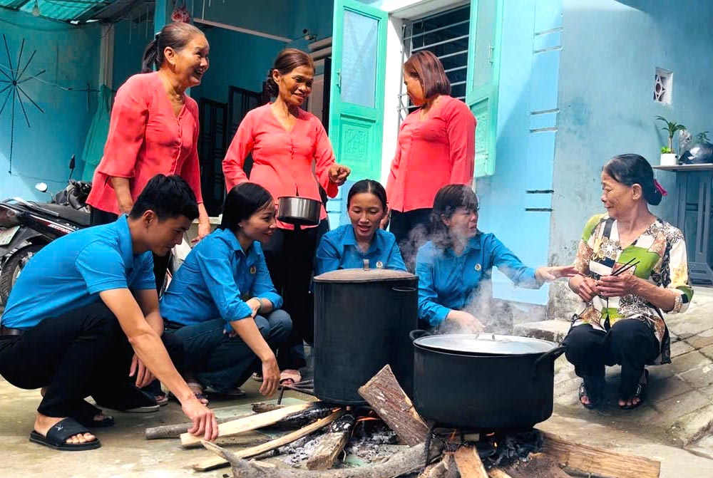 Dien Ban Ward Trade Union has coordinated with the Vietnam Fatherland Front Committee and socio-political organizations of the ward to organize the program "Spring of Love - Tet Sharing". Photo: Dien Ban Trade Union.